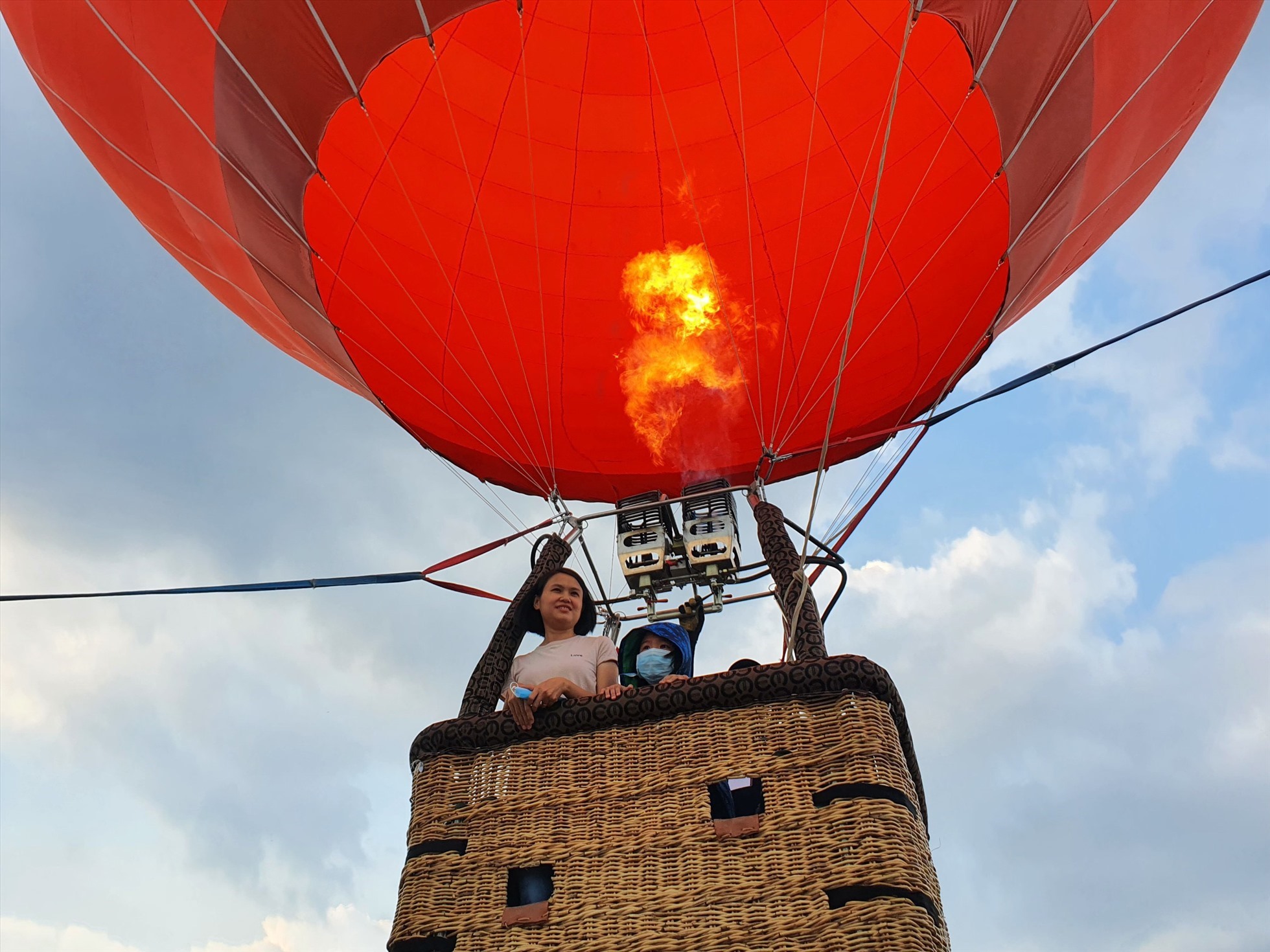 Người dân có cơ hội trải nghiệm khinh khí cầu. Ảnh: NSCC.