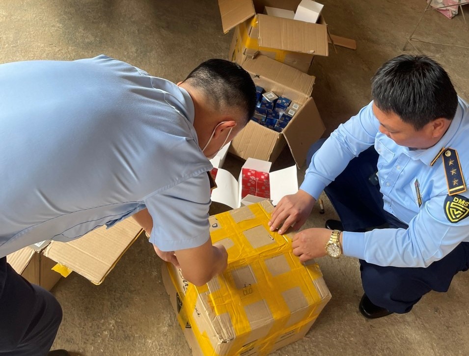 Lượng lớn mỹ phẩm không rõ nguồn gốc bị thu giữ. Ảnh: ĐVCC.