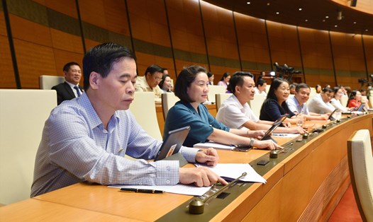 Đại biểu Quốc hội biểu quyết thông qua Nghị quyết về phân bổ ngân sách trung ương năm 2023. Ảnh: PV