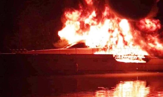 Chiếc du thuyền bốc cháy dữ dội. Ảnh: AX