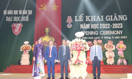 Phó Chủ tịch Thường trực UBND tỉnh Thừa Thiên Huế - Nguyễn Thanh Bình (phải) tặng hoa chúc mừng Đại học Huế.