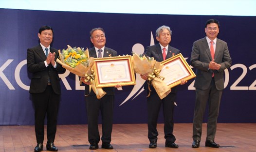 Ông Phạm Quang Hiệu và ông Võ Văn Minh trao Huy chương Hữu nghị của Chủ tịch nước cho ông Lee Young Man, Chủ tịch Tập đoàn Sung Hyun Vina và ông Park Jin Ku, Chủ tịch Chi hội doanh nghiệp đầu tư Hàn Quốc