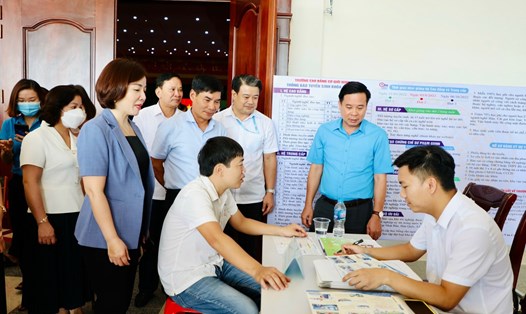 Các đơn vị tuyển dụng, tư vấn và cung cấp các thông tin về xuất khẩu cho người lao động trên địa bàn tỉnh Ninh Bình. Ảnh: NT