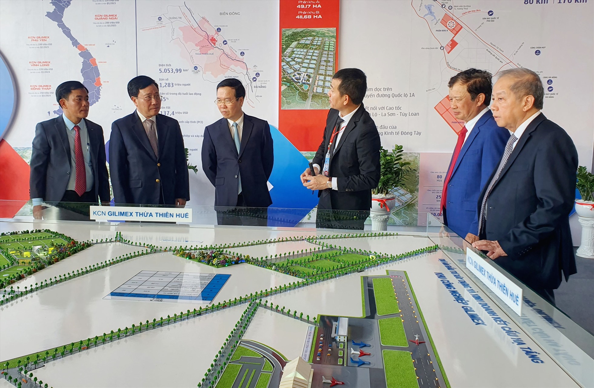 Ủy viên Bộ Chính trị, Thường trực Ban Bí thư Võ Văn Thưởng (thứ 3, trái sang); Ủy viên Bộ Chính trị, Phó Thủ tướng thường trực Phạm Bình Minh (thứ 2, trái sang) dự lễ khởi công Dự án Khu công nghiệp Gilimex tại tỉnh Thừa Thiên Huế.
