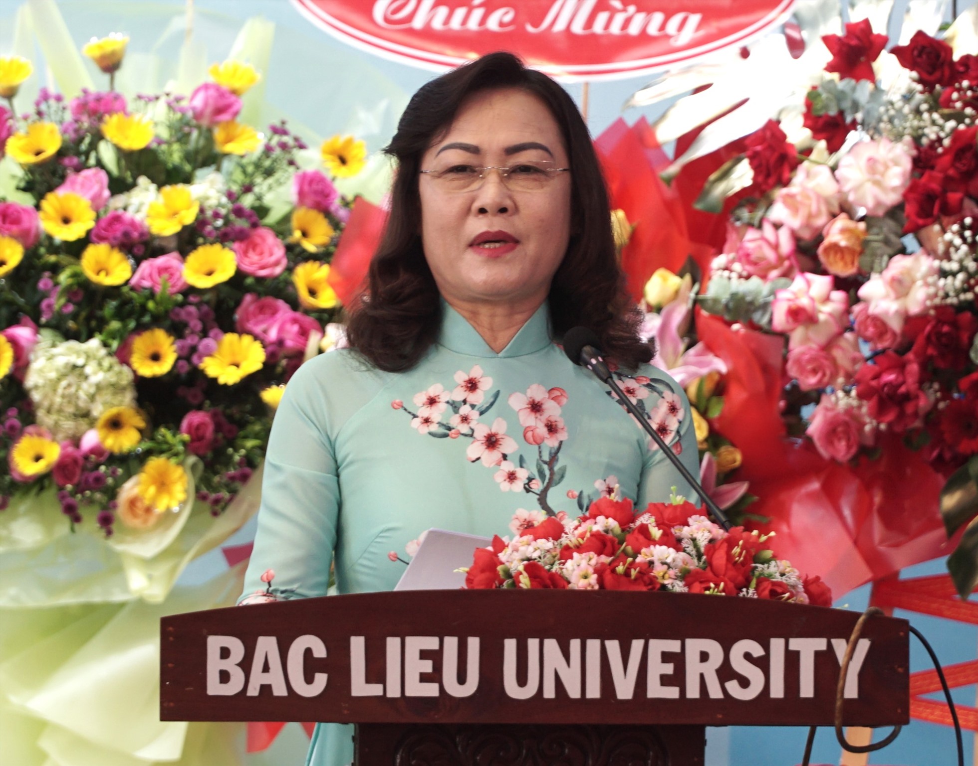 Phó Bí thư Thường trực Tỉnh ủy Bạc Liêu Lê Thị Ái Nam phát biểu với giáo viên sinh viên Trường Đại học Bạc Liêu nhân khai giảng năm học mới. Ảnh: Nhật Hồ