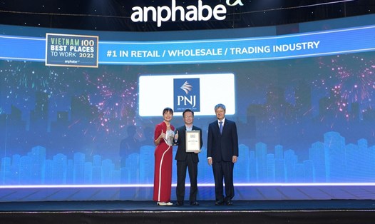 Ông Nguyễn Anh Hùng - Giám đốc cao cấp nguồn nhân lực PNJ - vinh dự nhận giải thưởng top 1 “Nơi làm việc tốt nhất Việt Nam” trong ngành bán lẻ.