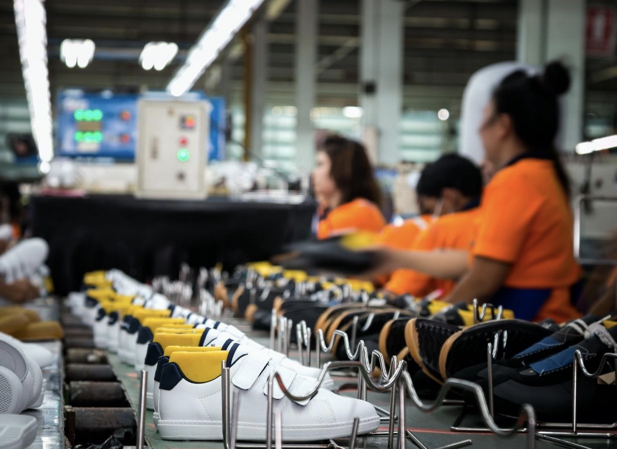 Nữ công nhân trong nhà máy gia công da giày. Ảnh: VSI