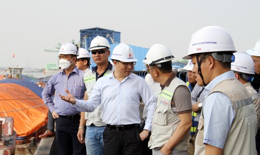 Tổng Giám đốc Petrovietnam Lê Mạnh Hùng kiểm tra tiến độ vận hành cảng nhận than Nhà máy nhiệt điện Thái Bình 2. Ảnh: PVN