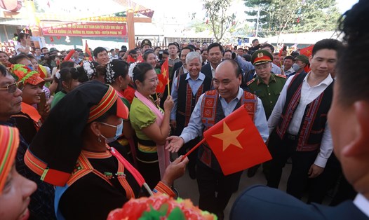 Chủ tịch nước Nguyễn Xuân Phúc trong ngày hội Đại đoàn kết với đồng bào Lai Châu.