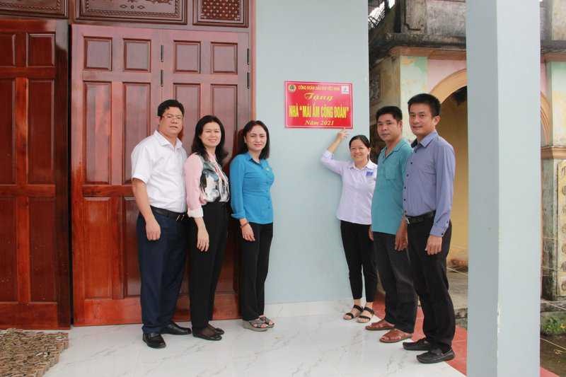 Chủ tịch Công đoàn Dầu khí Việt Nam Nghiêm Thùy Lan gắn biển “Mái ấm Công đoàn Dầu khí Việt Nam” cho gia đình đoàn viên Nguyễn Thị Thủy - Võ Văn Thu. Ảnh: CĐN