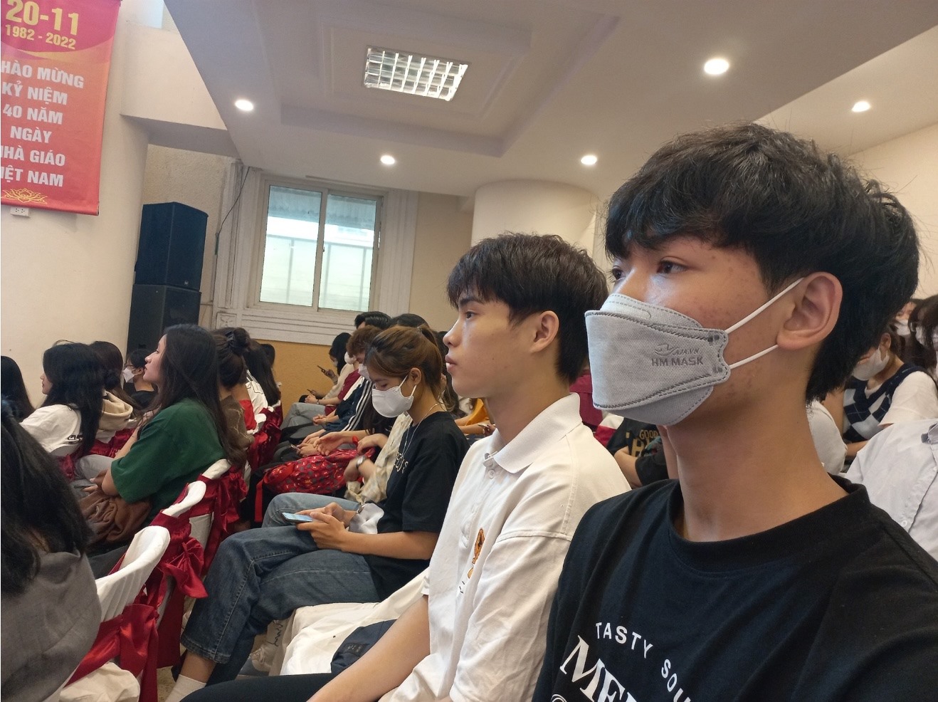 Bạn Trần Tuấn Anh (bên trái) - sinh viên Đại học Kinh doanh và Công nghệ Hà Nội - hy vọng đây sẽ là cơ hội để sinh viên tiếp cận với các công ty, doanh nghiệp ngay khi còn ngồi trên ghế nhà trường. Ảnh: Lương Hạnh