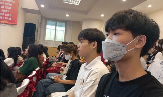 Bạn Trần Tuấn Anh (bên trái) - sinh viên Đại học Kinh doanh và Công nghệ Hà Nội - hy vọng đây sẽ là cơ hội để sinh viên tiếp cận với các công ty, doanh nghiệp ngay khi còn ngồi trên ghế nhà trường. Ảnh: Lương Hạnh