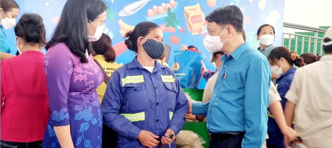 Ông Phạm Việt Dũng - Chủ tịch LĐLĐ tỉnh Thái Nguyên động viên người lao động có hoàn cảnh khó khăn. Ảnh: CĐTN