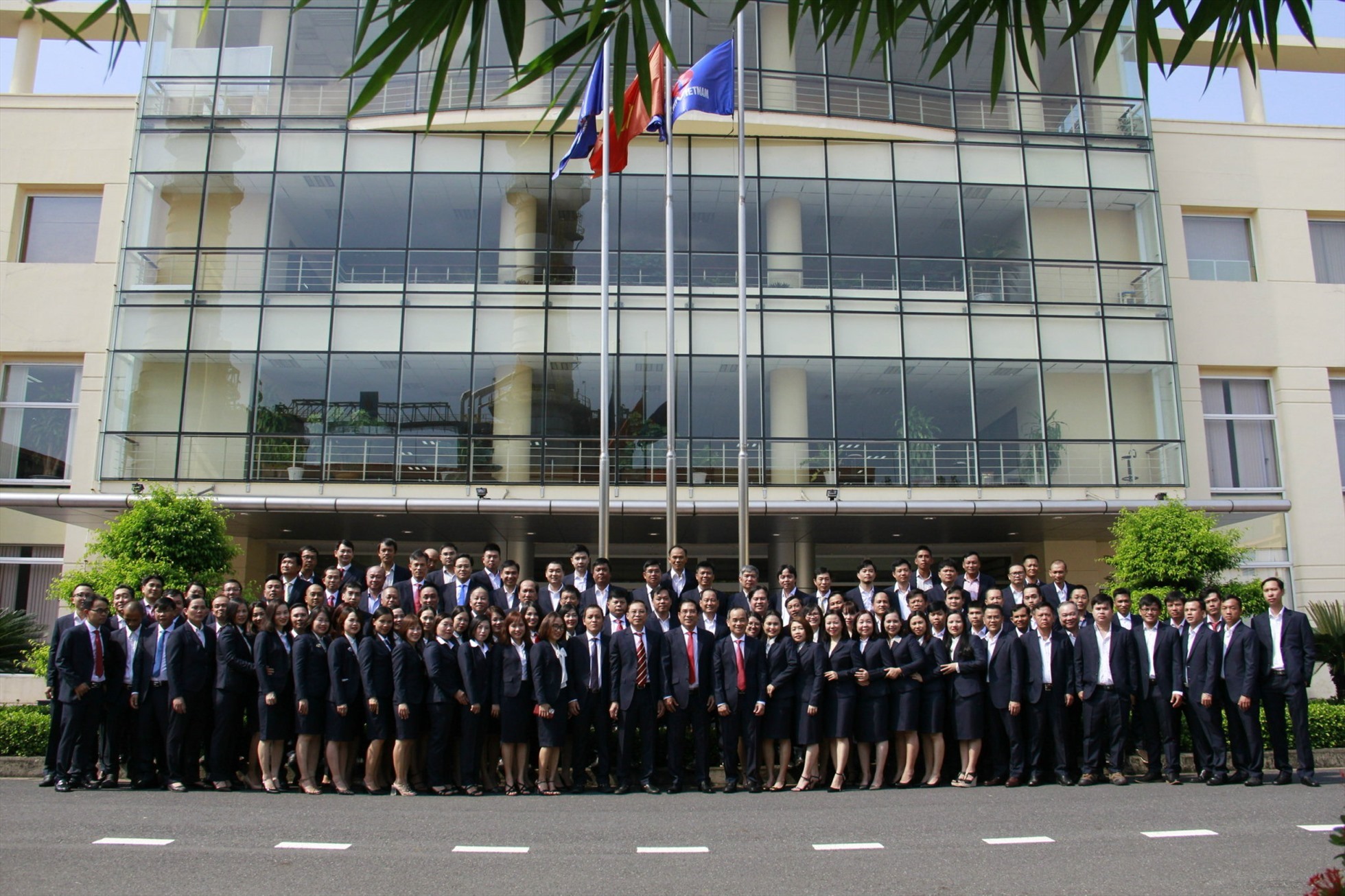 Tập thể cán bộ công nhân viên Công ty Cổ phần Dầu Khí Nhơn Trạch 2. Ảnh: Đường Thương