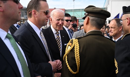 Tổng thống Mỹ Joe Biden (giữa) tới Campuchia ngày 12.11.2022. Ảnh: AFP
