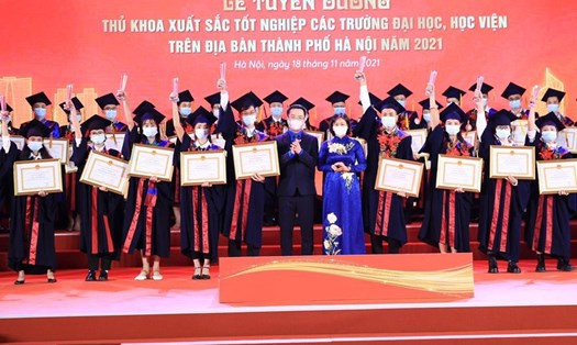 Các thủ khoa xuất sắc tốt nghiệp các trường đại học, học viện trên địa bàn thành phố Hà Nội tại lễ tuyên dương năm 2021.