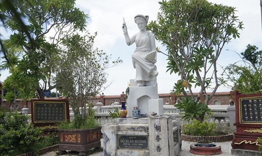 Tượng đài nữ sĩ Hồ Xuân Hương tại xã Quỳnh Đôi - Quỳnh Lưu - Nghệ An. Ảnh: Quang Đại
