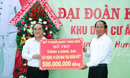 Phó Thủ tướng Lê Văn Thành (phải) trao hỗ trợ Long An 10 căn nhà đại đoàn kết. Ảnh: An Long