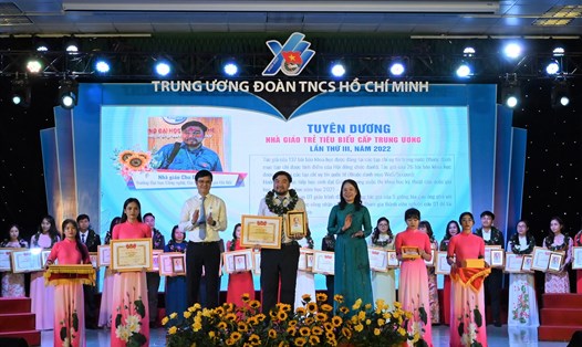 Phó Chủ tịch nước Võ Thị Ánh Xuân và Bí thư thứ nhất Trung ương Đoàn Bùi Quang Huy trao Bằng khen và lưu niệm cho nhà giáo trẻ tiêu biểu cấp Trung ương năm 2022.