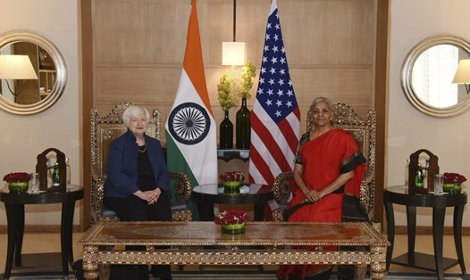 Bộ trưởng Tài chính Mỹ Janet Yellen (trái) gặp Bộ trưởng Tài chính Ấn Độ Nirmala Sitharaman ở New Delhi, Ấn Độ, ngày 11.11. Ảnh: AP