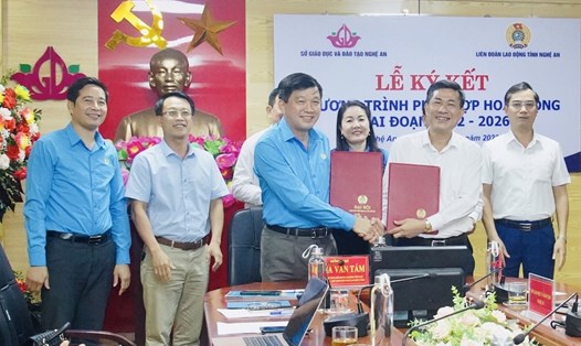Sở Giáo dục và Đào tạo, Liên đoàn Lao động tỉnh đã ký kết chương trình phối hợp hoạt động giai đoạn 2021 – 2026. Ảnh: Quỳnh Trang