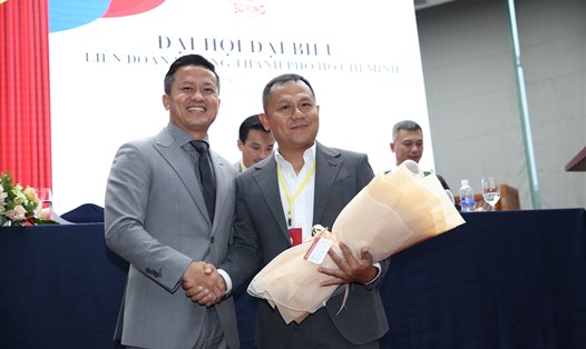 Ông Nguyễn Vĩnh Nghi (phải) đắc cử chủ tịch Liên đoàn boxing TPHCM nhiệm kỳ II (2022-2027) thay cho Nguyễn Đức An Sơn (trái). Ảnh: K.H