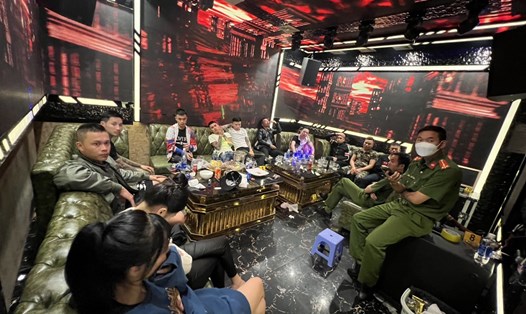 16 thanh niên nam nữ sử dụng ma túy ở trong tầng hầm của quán karaoke Amigo, thành phố Đà Lạt, tỉnh Lâm Đồng. Ảnh: K.L.