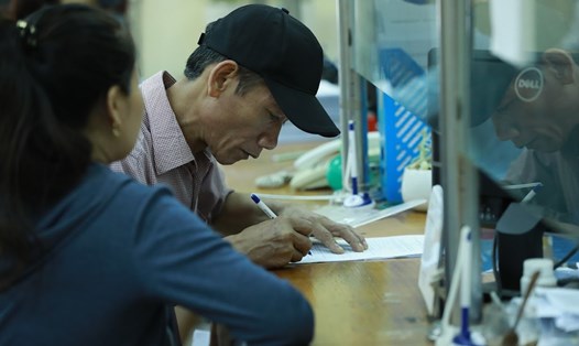 Người dân giải quyết các thủ tục liên quan đến bảo hiểm xã hội. Ảnh minh hoạ Hải Nguyễn