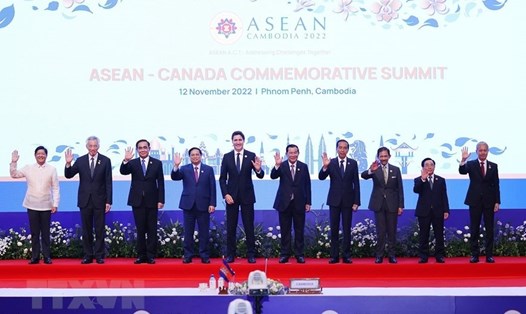 Trưởng đoàn các nước ASEAN và Thủ tướng Canada Justin Trudeau chụp ảnh chung. Ảnh: TTXVN