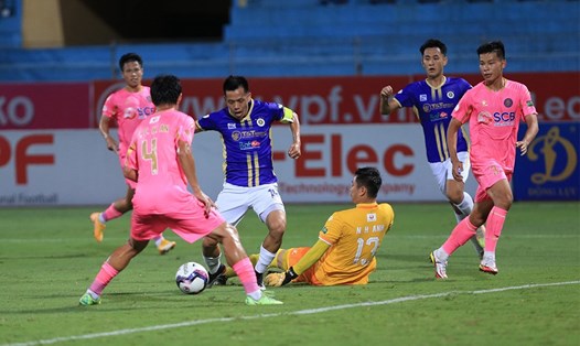 Trong khi Hà Nội FC (áo tím) có thể giành chức vô địch V.League vào chiều nay, Sài Gòn FC sẽ phải nỗ lực để "chạy trốn" suất xuống hạng. Ảnh: VPF