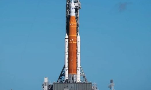 Tên lửa Hệ thống Phóng Không gian (SLS) của NASA với tàu vũ trụ Orion tại Bệ phóng 39B, Trung tâm Không gian Kennedy của NASA ở Florida. Ảnh: NASA