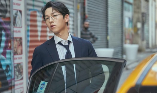 Song Joong Ki đóng hai vai trong phim Cậu út nhà tài phiệt. Ảnh: Poster JTBC.