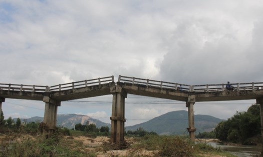 Bình Định: Dân bất an khi qua lại cây cầu trật nhịp trong nhiều năm