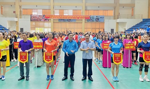 Lãnh đạo LĐLĐ tỉnh Thái Nguyên và đại diện ban tổ chức trao Cờ lưu niệm cho các đội tham gia Giải thể thao. Ảnh: CĐTN