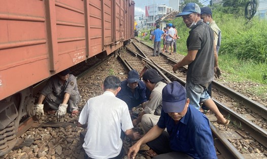 Tàu hàng trật bánh ở Nha Trang, đường sắt bắc - nam tê liệt nhiều giờ.