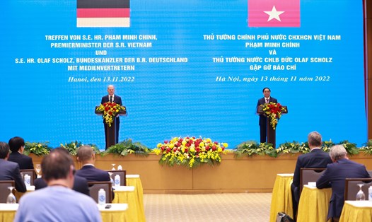 Thủ tướng Phạm Minh Chính và Thủ tướng Đức Olaf Scholz gặp gỡ báo chí sau cuộc hội đàm. Ảnh: Hải Nguyễn