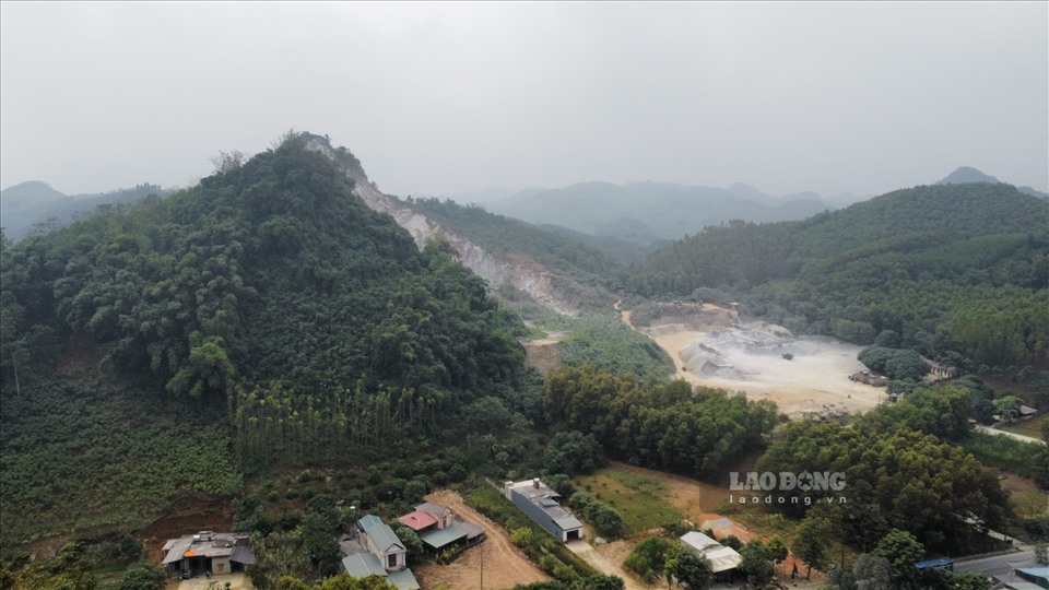 Người dân sống bất an cạnh mỏ đá. Ảnh: Phùng Minh