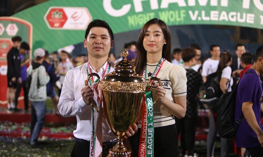Hoa hậu Đỗ Mỹ Linh cùng chồng ăn mừng chức vô địch Night Wolf V.Leageu 2022. Ảnh: Minh Dân