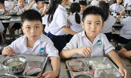 Các em học sinh tiểu học thưởng thức bữa trưa theo Thực đơn cân bằng dinh dưỡng do Dự án Bữa ăn học đường cung cấp. Ảnh: Ajinomoto.