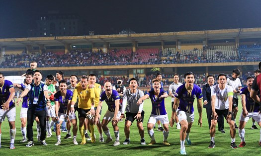 Văn Hậu và Hùng Dũng không giấu được cảm xúc vui mừng sau chức vô địch V.League 2022 cùng câu lạc bộ Hà Nội. Ảnh: Minh Dân