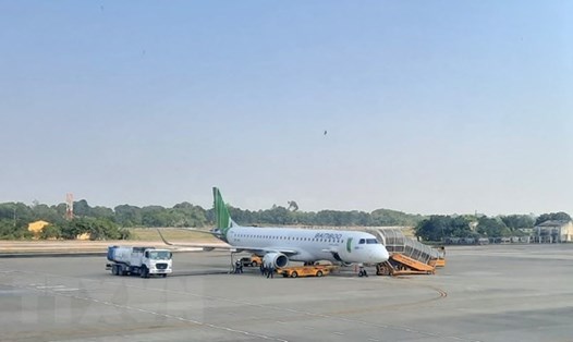 Máy bay của hãng hàng không Bamboo Airways tại sân bay Cà Mau. Ảnh: TTXVN