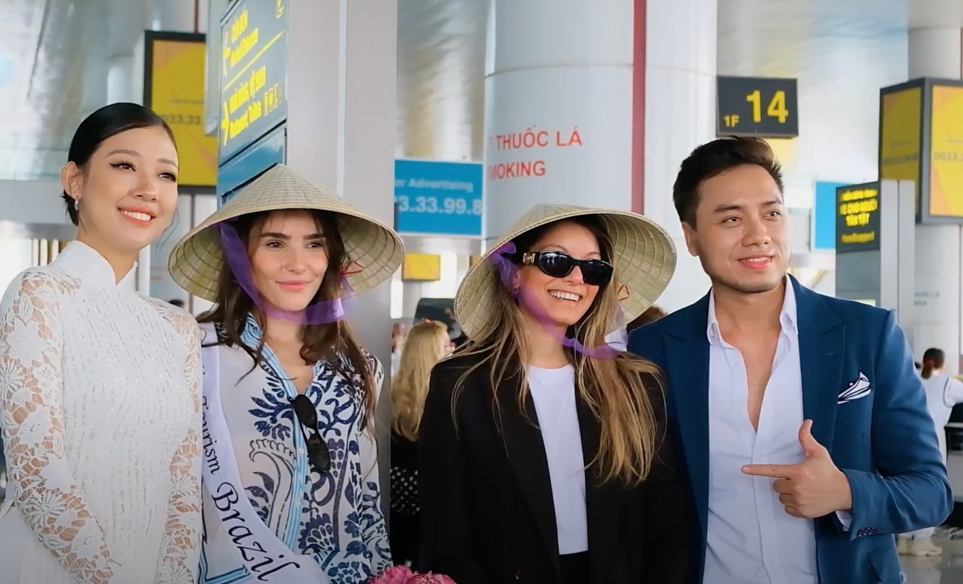 Thí sinh Hoa hậu Du lịch thế giới rạng rỡ khi đến Việt Nam. Ảnh: CMH.