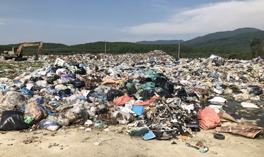 Bãi rác ở xã Hồng Lộc quá tải, rác tồn đọng chậm được chôn lấp. Ảnh: TT.