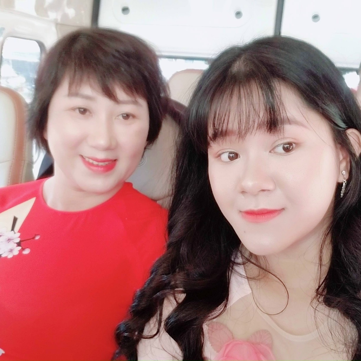 Cô giáo Đoàn Thị Chí Lý (bên trái) chụp ảnh cùng đồng nghiệp.