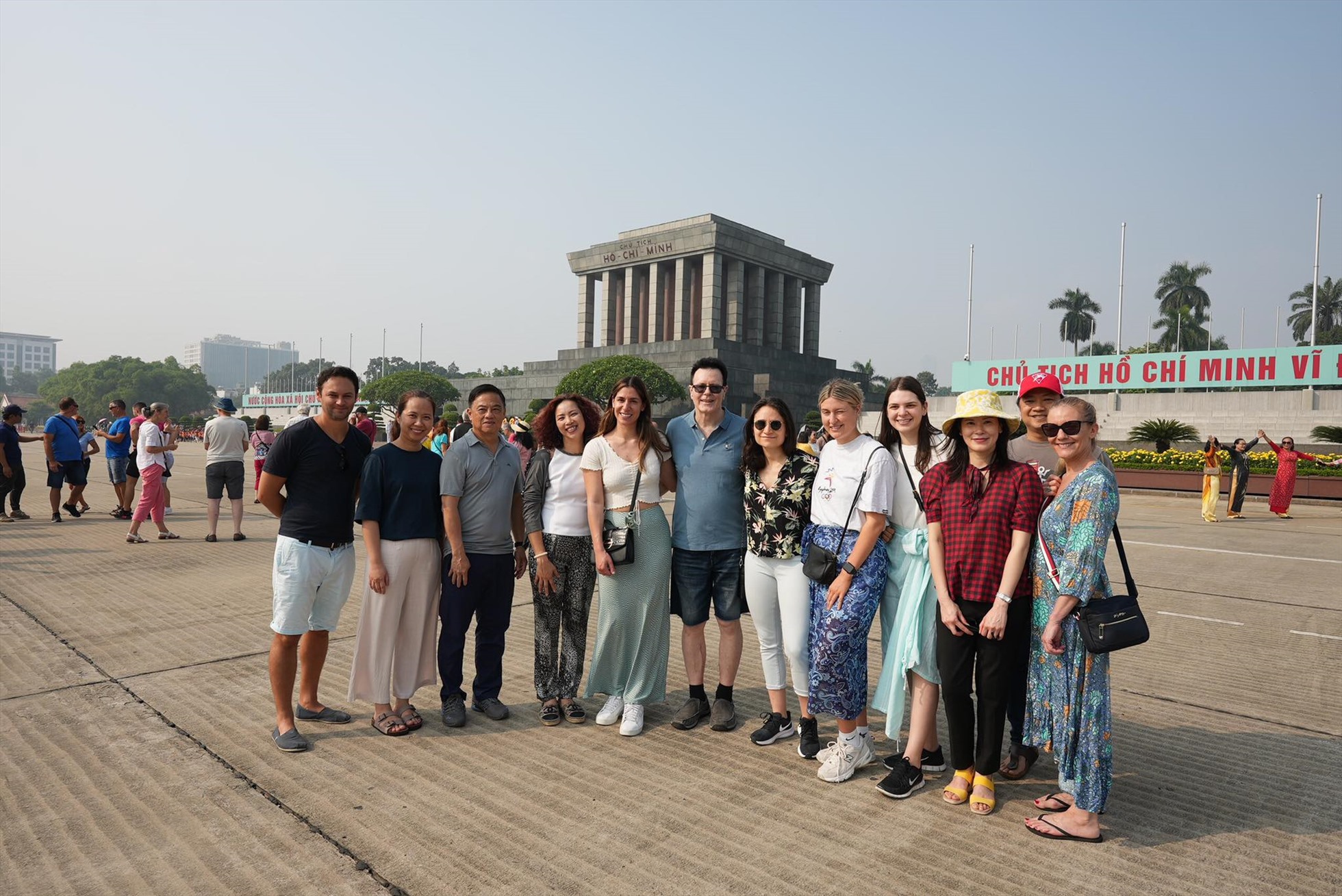 Đoàn famtrip của Úc hào hứng trải nghiệm nhiều điểm đến của Thủ đô Hà Nội. Ảnh: BTC