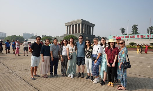 Đoàn famtrip của Úc hào hứng trải nghiệm nhiều điểm đến của Thủ đô Hà Nội. Ảnh: BTC