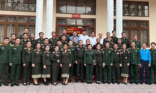Các cán bộ Công đoàn Quân đội Lào và các đại biểu Việt Nam tại lễ khai mạc. Ảnh: L.Nguyên