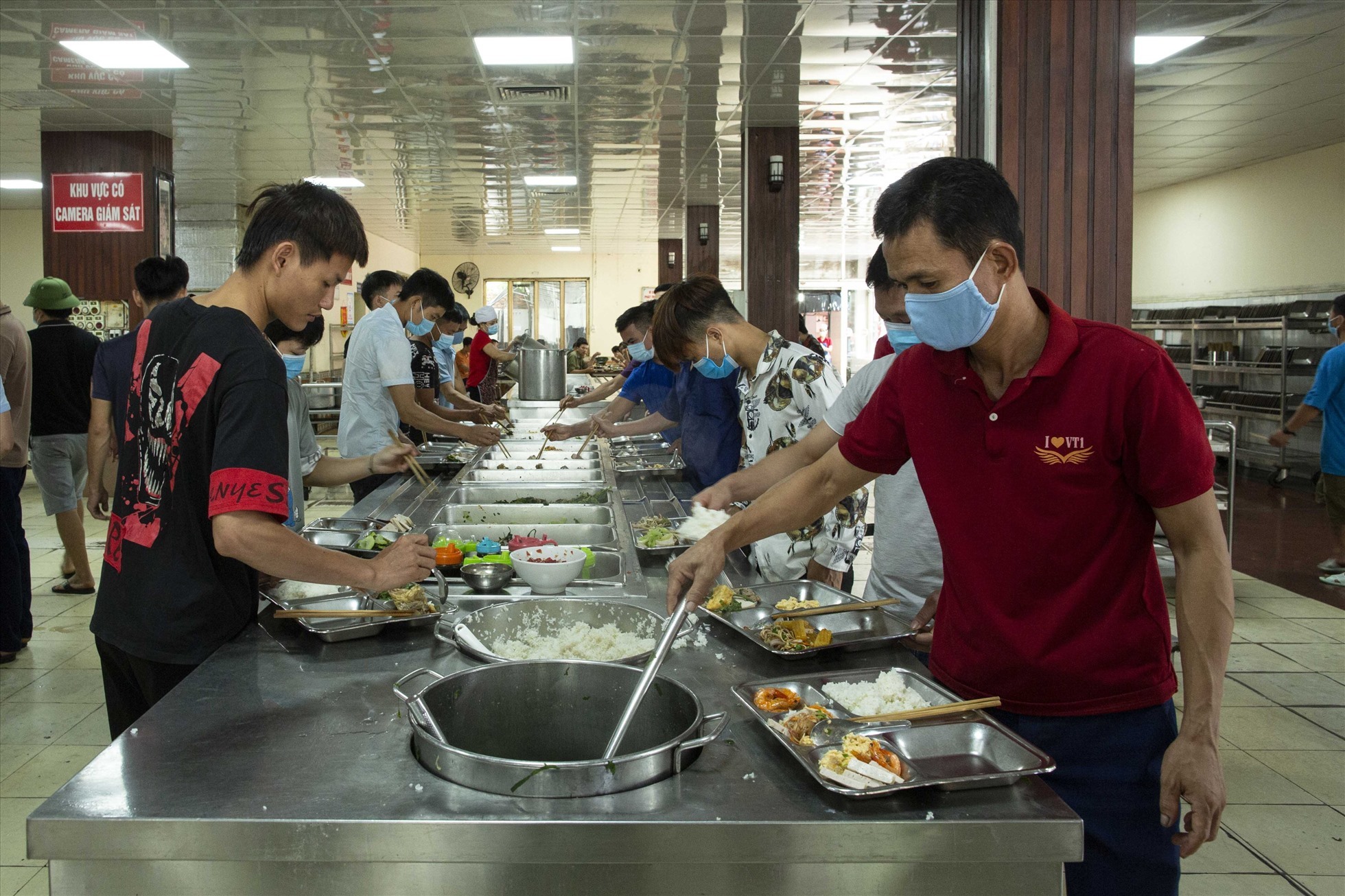 Bữa ăn ca theo hình thức buffet tại Công ty CP than Mông Dương (Quảng Ninh). Ảnh: Đoàn Hưng