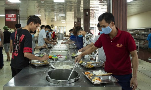 Bữa ăn ca theo hình thức buffet tại Công ty CP than Mông Dương (Quảng Ninh). Ảnh: Đoàn Hưng