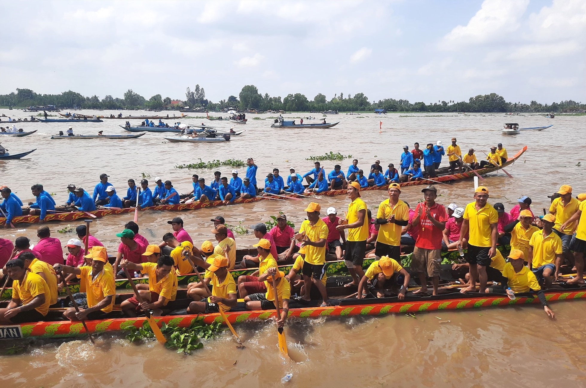 Các đội tham gia thi đua ghe ngo tại Lễ hội Ok Om Bok. Ảnh: T.Linh